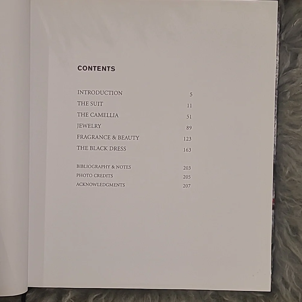 CHANEL COLLECTIONS AND CREATIONS COFFEE TABLE BOOK - Picture 4 of 9